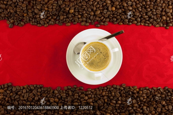 上面有咖啡豆的咖啡杯