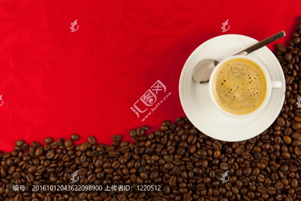 上面有咖啡豆的咖啡杯