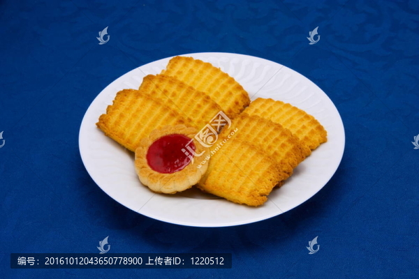藍色背景上的盤子上的餅干