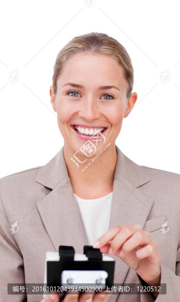 微笑的女商人咨詢名片夾
