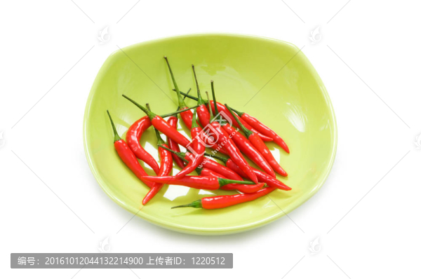 辣椒在板上分離的白色