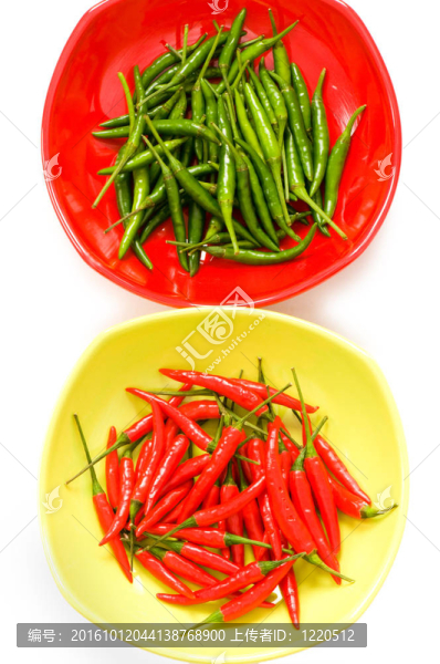 綠色和紅色的辣椒