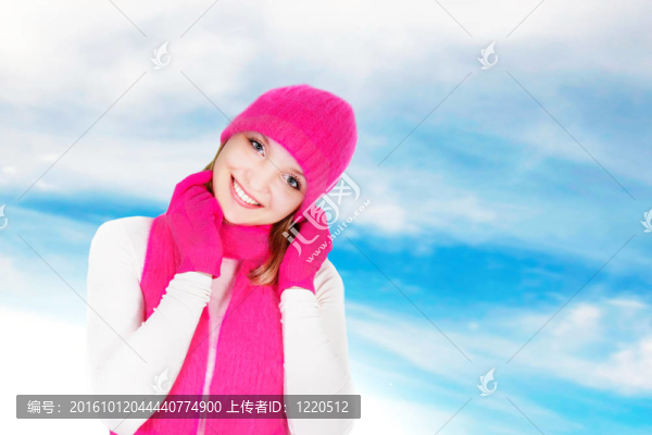 微笑的女孩戴著明亮的帽子和圍巾在天空背景