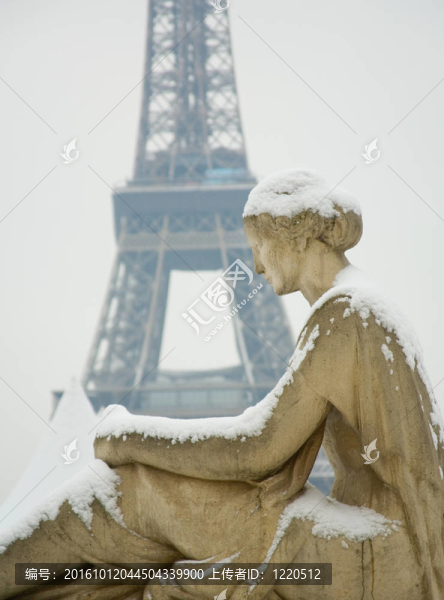 巴黎罕見的下雪天。在附近的女人雕像；埃菲爾鐵塔和許多雪