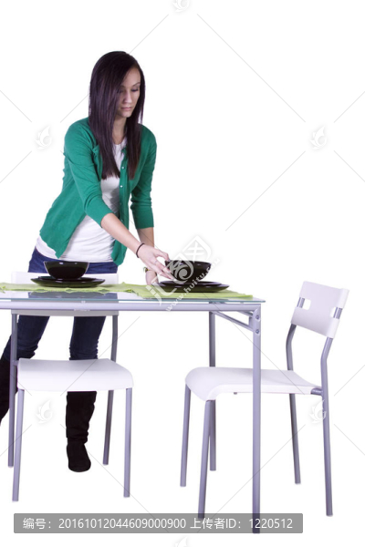 美麗的少女準(zhǔn)備的桌子