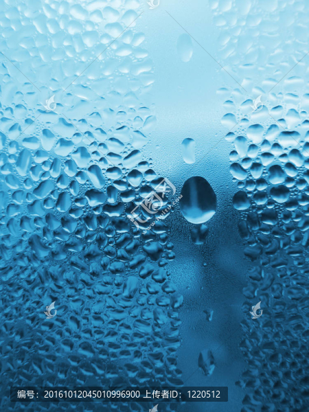 水滴在玻璃上
