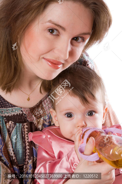 母親喂養(yǎng)嬰兒
