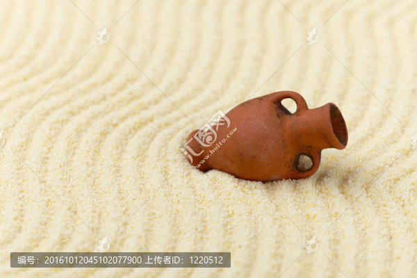 古代陶制雙耳罐在黃沙表面