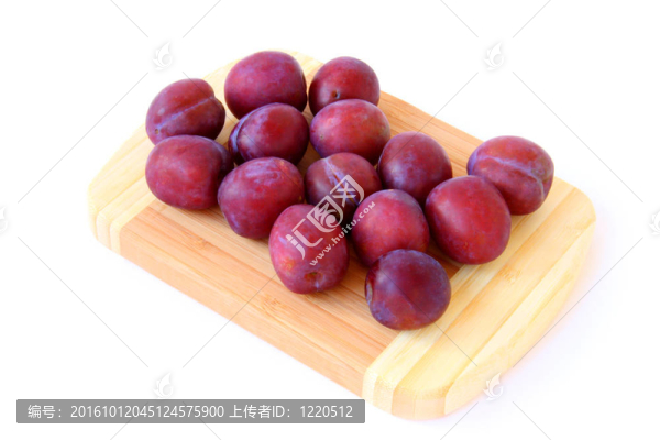 木板上的李子