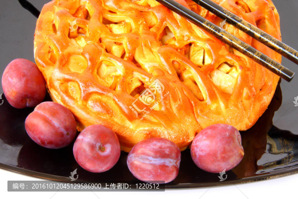 蘋果餡餅配中國李子和李子