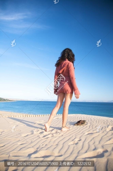 后面的女人準(zhǔn)備塔里海灘
