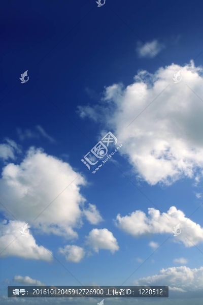 夏日潔凈中的藍天白云；大自然