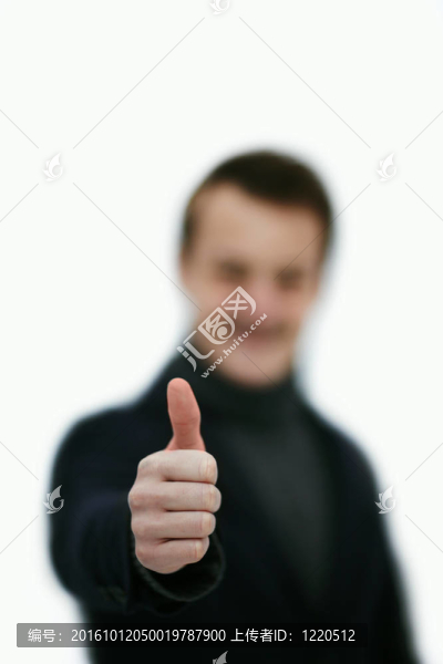 祝賀-年輕人豎起大拇指