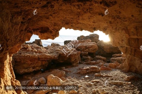 從內部進來的洞穴入口視圖；海灘