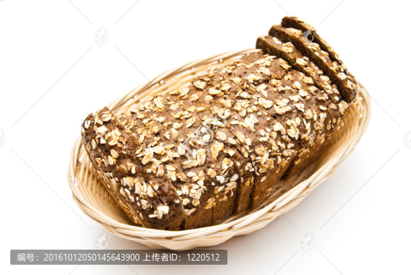 全麥面包切片在柳條筐里，孤立在白色背景