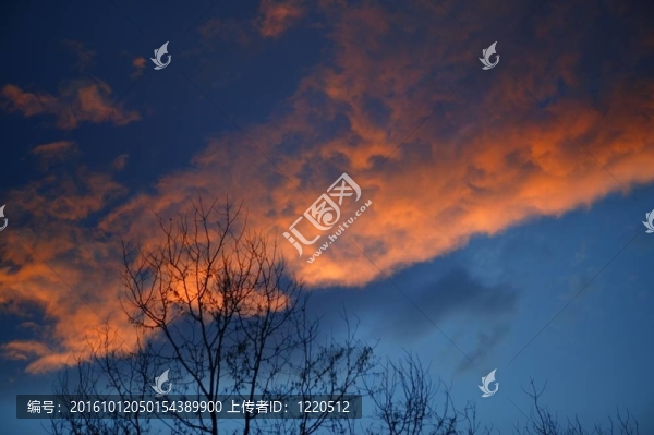 戲劇性的紅色藍(lán)色天空在夕陽(yáng)傍晚鮮艷的顏色；自然