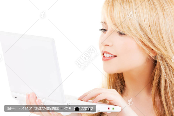 少女與筆記本電腦