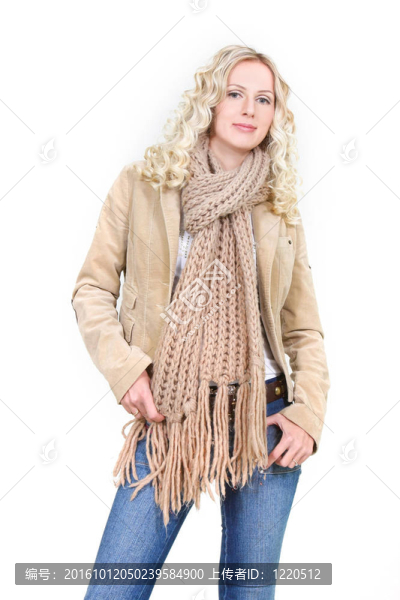 美麗的女人冬天穿白衣服