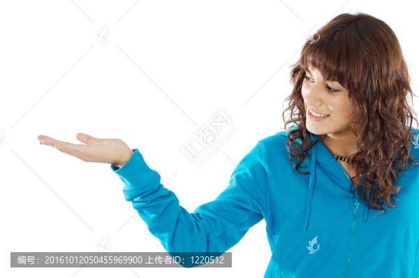 女孩拿著什么