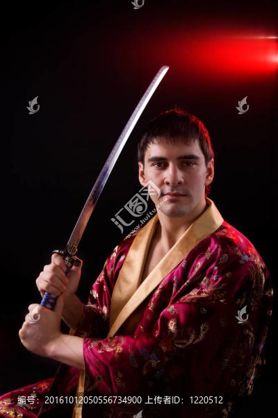 手持武士刀