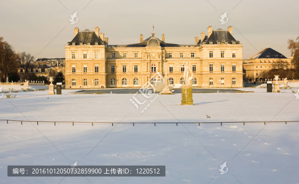 巴黎罕見的下雪天。盧森堡花園里有許多雪