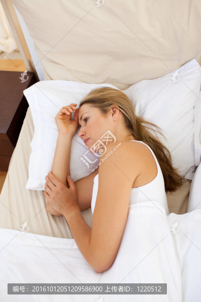 心煩意亂的女人撒謊