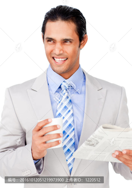 自信的商人喝咖啡一邊看報紙