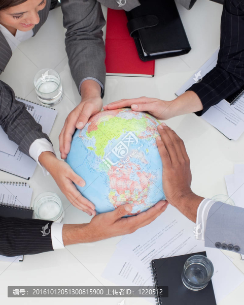 在辦公室里擁有地球儀的多民族商業(yè)人士的特寫鏡頭