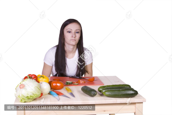 郁悶可愛的少年準備食物