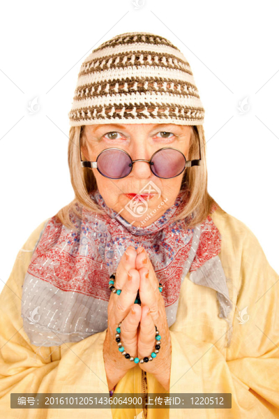 瘋狂的新時(shí)代的女人在一個(gè)黃色的長(zhǎng)袍