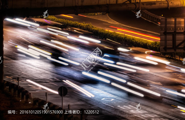城市夜景的汽車和燈光