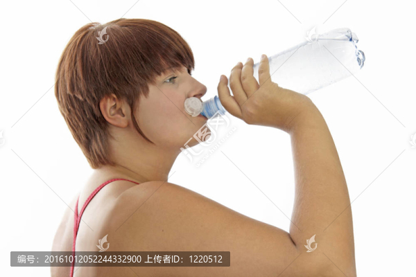 帶水壺的年輕女人