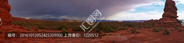 風(fēng)暴全景后的紅色沙漠