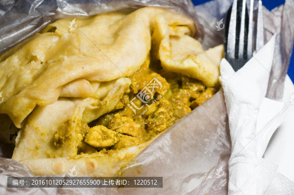 達(dá)爾pouri烤肉特立尼達(dá)本土食品包裝又稱破產(chǎn)射擊或限制印度快餐雞咖喱南瓜土豆和豌豆地