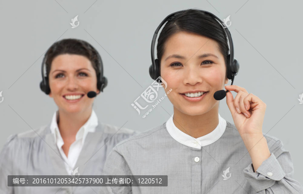 女客戶服務(wù)代理與耳機(jī)