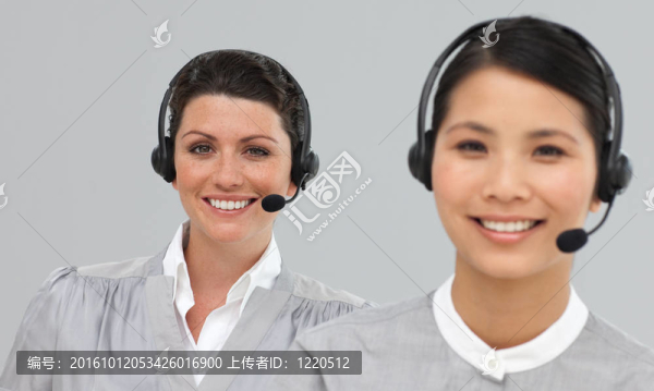 微笑的年輕婦女與耳機(jī)