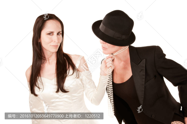 作為新娘和新郎的兩個(gè)女人