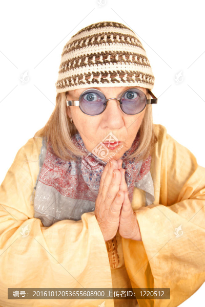 瘋狂的新時代的女人在一個黃色的長袍
