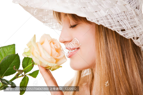 金發(fā)女人與茶玫瑰