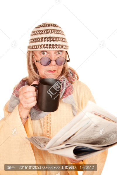 瘋狂的新時代的女人在一個黃色的長袍