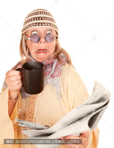 瘋狂的新時代女人穿著黃色長袍和咖啡