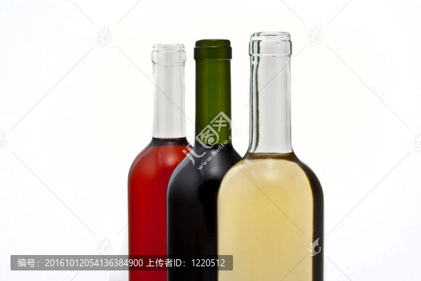 三瓶酒在一排。