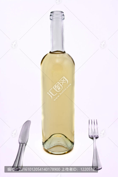 帶叉和刀的白酒瓶