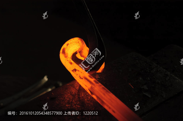 鐵匠正在裝飾欄桿