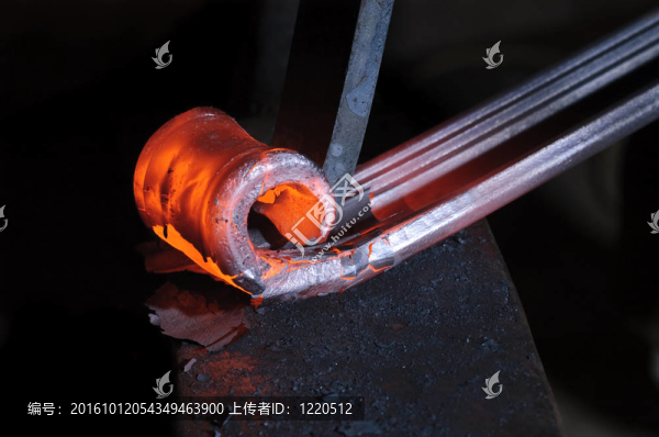 鐵匠正在裝飾欄桿