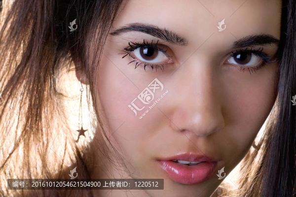 漂亮的年輕女人的肖像
