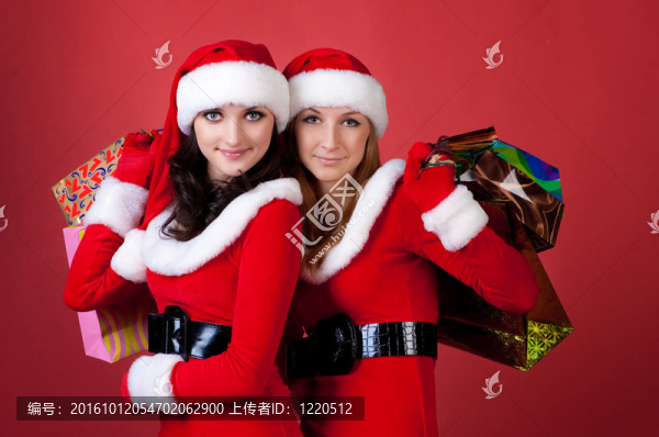 兩個(gè)穿著Santa衣服的婦女；購物袋