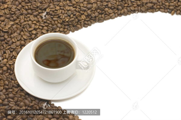 咖啡杯和白色背景的谷物