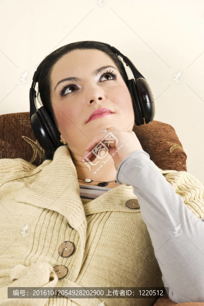 夢中的女人聽音樂