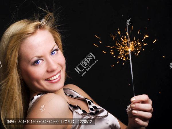 微笑的女人拿著煙火慶祝